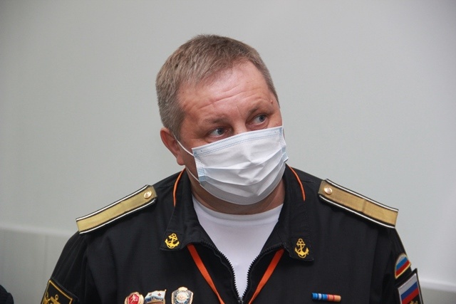 Волонтерский центр "Единой России" раздал медицинские маски жителям для защиты от коронавирусной инфекции