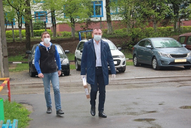 Волонтеры Дмитрий Иванов и Владимир Радин присоединились к акции #ПомогиУчитьсяДома
