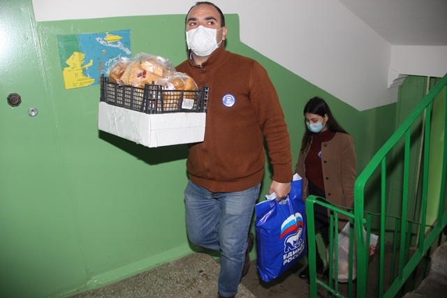 Волонтер Размик Мамиконян передал многодетным семьям Калининского района г.Чебоксары продуктовые наборы