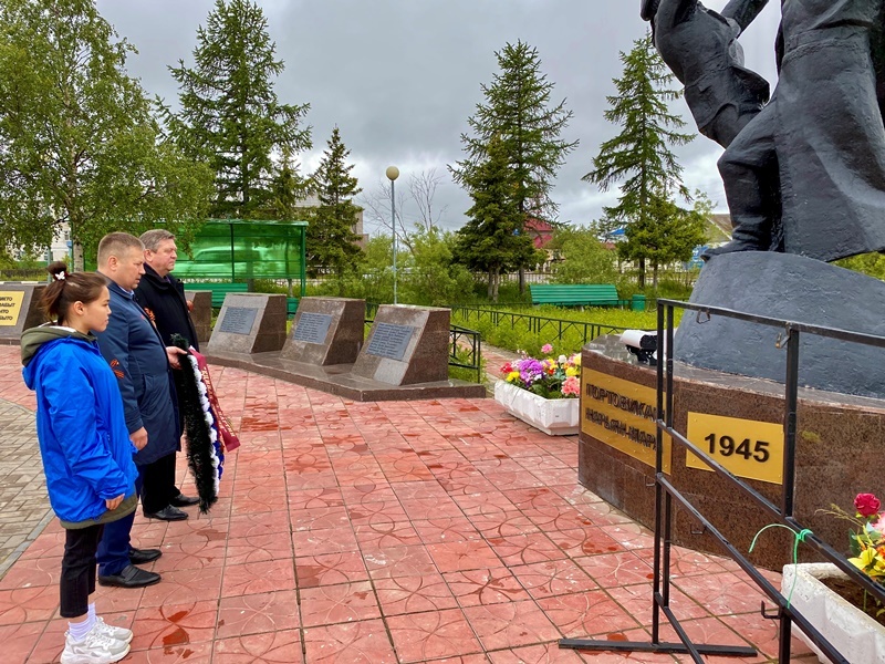 Возложение венка у памятника Нарьян-Марским портовикам, погибшим в годы Великой Отечественной войны 1941-1945 годов