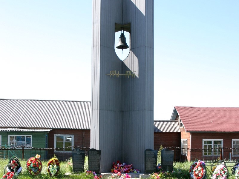 Акция "Звон Победы" прошла в селе Несь: жители села услышали старинный колокол, который является частью мемориала Победы