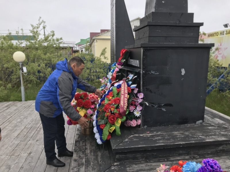 Глава Малоземельского сельсовета Михаил Талеев возложил венок к мемориалу Победы в Нельмином Носе