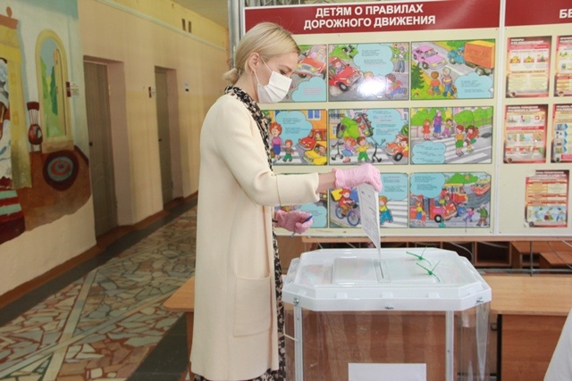 Алена Аршинова проголосовала по поправкам в Конституцию Российской Федерации
