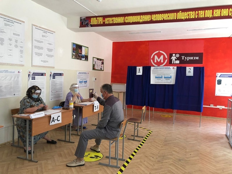 Секретарь Октябрьского местного отделения партии "Единая Россия", директор Грозненского технологического техникума сервиса Алу Каримов