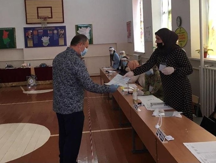 Секретарь Серноводского местного отделения партии "Единая Россия", глава администрации Серноводского района Муса Ханариков