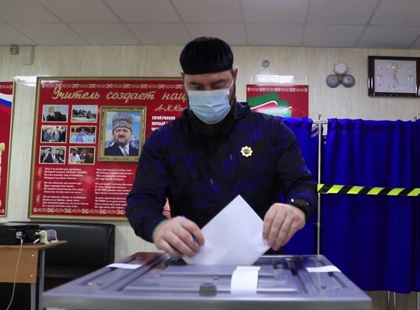 Секретарь Грозненского местного отделения партии "Единая Россия", глава администрации Грозненского района Рустам Абазов