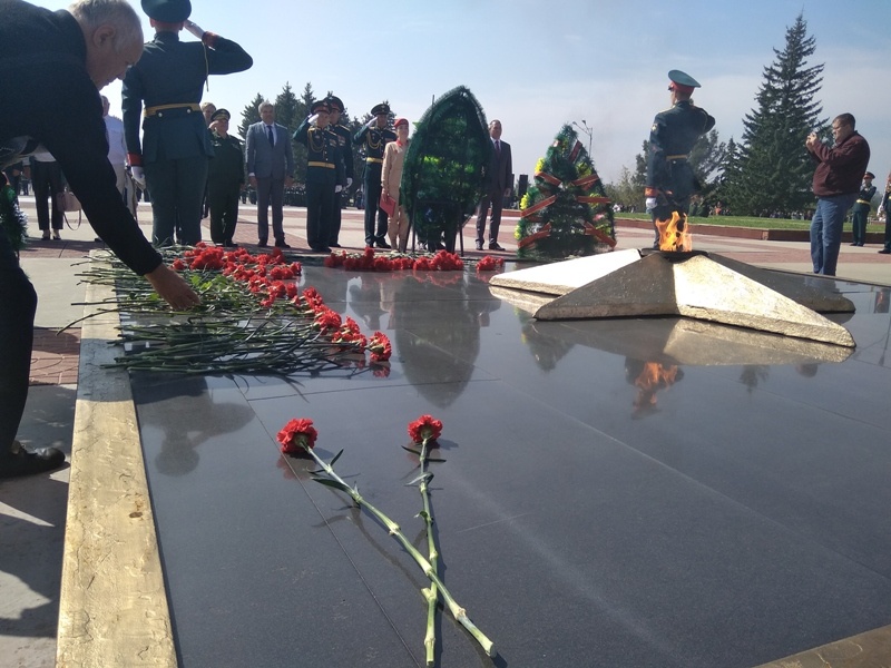 Перед началом акции "Диктант Победы" участники возложили цветы к вечному огню Меморила Боевой и Трудовой славы забайкальцев 
