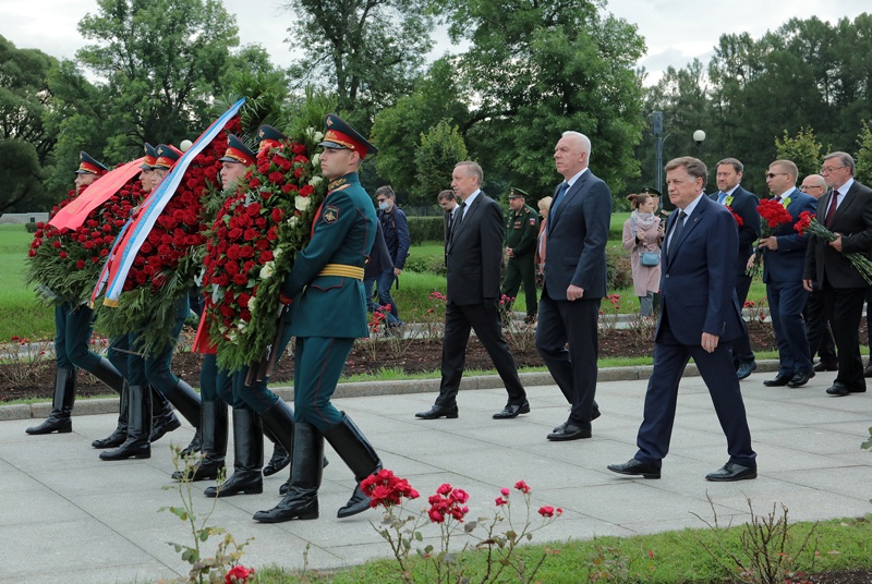 Картинки возложение венков к памятнику