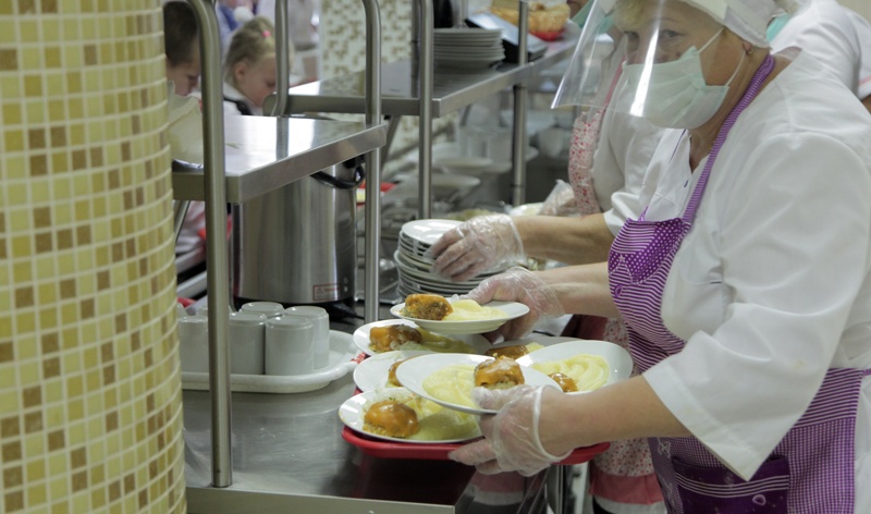 Единороссы Красносельского района провели мониторинг организации горячего питания для школьников младших классов