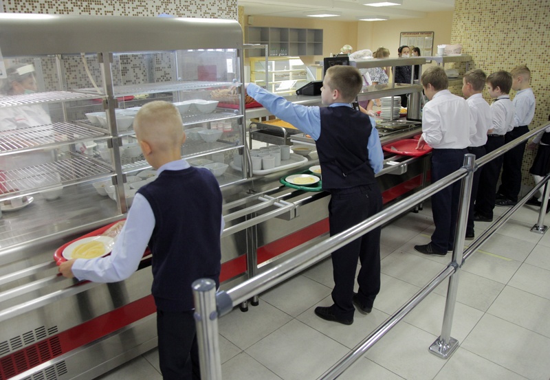 Единороссы Красносельского района провели мониторинг организации горячего питания для школьников младших классов